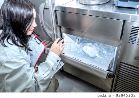 厨房を確認する若い女性のイメージカット 製氷機 厨房を確認する若い女性のイメージカット 製氷機 92945305