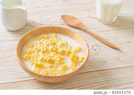 cereals with fresh milk 92945370