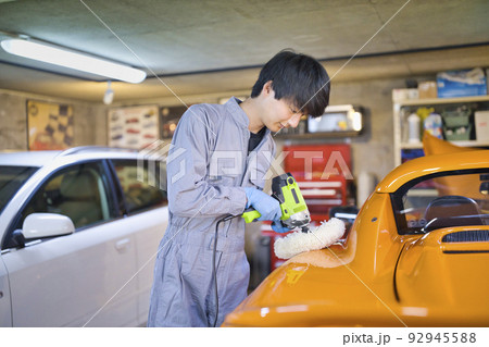 工場で働く自動車整備士 工場で働く自動車整備士 92945588