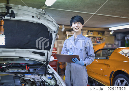 工場で働く自動車整備士 工場で働く自動車整備士 92945596
