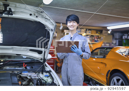 工場で働く自動車整備士 92945597