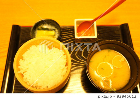ご飯と味噌汁 92945612