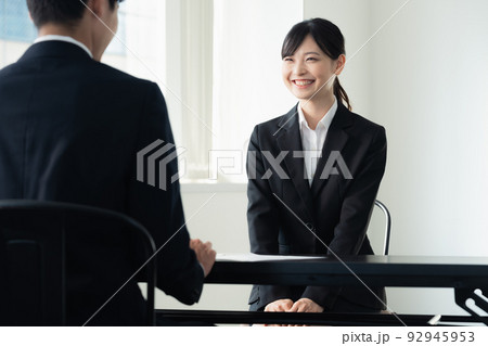 面接を受ける女子大学生 92945953