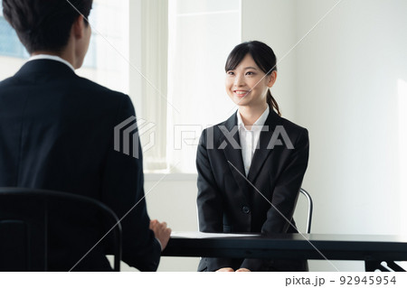 面接を受ける女子大学生 面接を受ける女子大学生 92945954