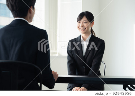 面接を受ける女子大学生 92945956