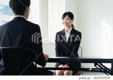 面接を受ける女子大学生 面接を受ける女子大学生 92945958
