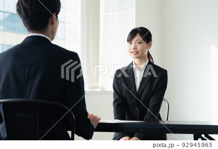 面接を受ける女子大学生 面接を受ける女子大学生 92945965