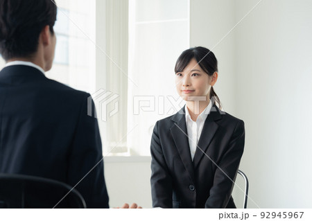 面接を受ける女子大学生 面接を受ける女子大学生 92945967
