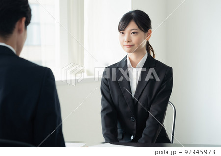 面接を受ける女子大学生 92945973