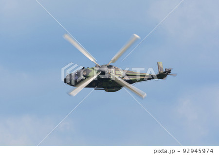 フィンランド陸軍NH90ヘリコプター旋回 92945974