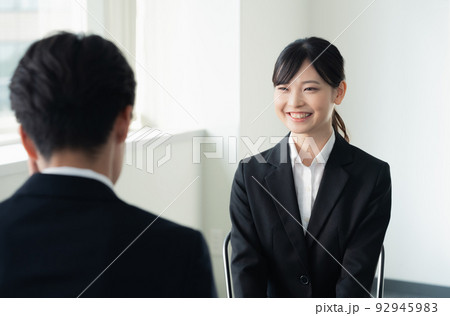 面接を受ける女子大学生 92945983