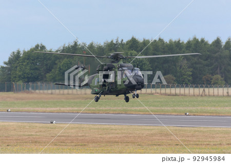 フィンランド陸軍NH90ヘリコプター着陸 92945984