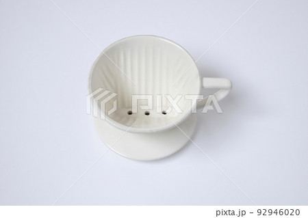 陶器製のコーヒードリッパー【白背景】 陶器製のコーヒードリッパー【白背景】 92946020