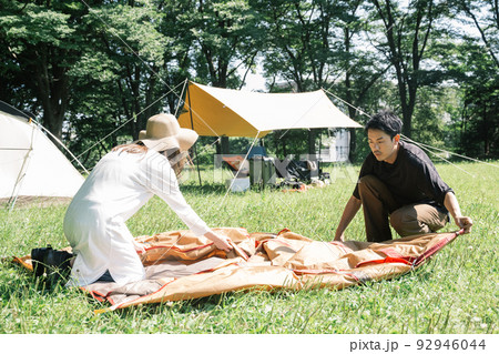 テントの設営をするカップル・キャンプ・アウトドアレジャー テントの設営をするカップル・キャンプ・アウトドアレジャー 92946044