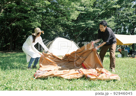 テントの設営をするカップル・キャンプ・アウトドアレジャー 92946045