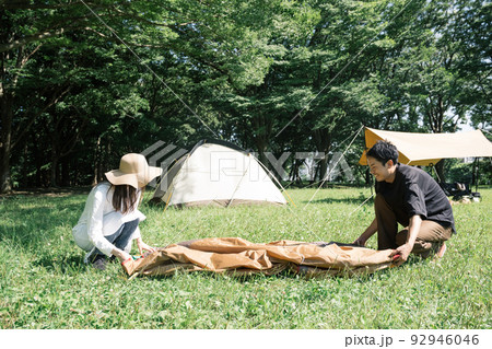 テントの設営をするカップル・キャンプ・アウトドアレジャー 92946046