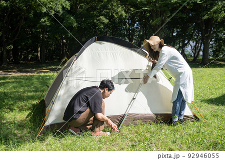 テントの設営をするカップル・キャンプ・アウトドアレジャー テントの設営をするカップル・キャンプ・アウトドアレジャー 92946055