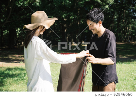 テントの設営をするカップル・キャンプ・アウトドアレジャー 92946060