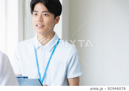 申し送りをするユニフォーム姿の男性 申し送りをするユニフォーム姿の男性 92946076