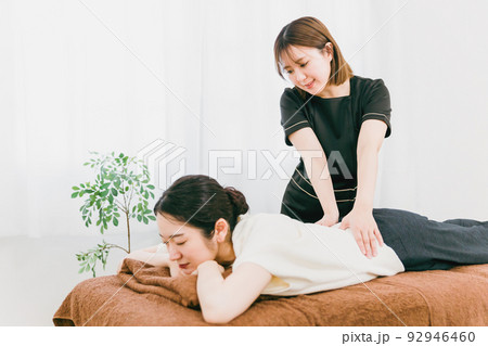 骨盤矯正をするセラピスト・整体師のアジア人女性 92946460