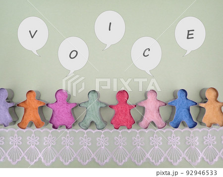 複数の人物の人型と吹き出しにヴォイスVOICEの単語、口コミのイメージ 複数の人物の人型と吹き出しにヴォイスVOICEの単語、口コミのイメージ 92946533