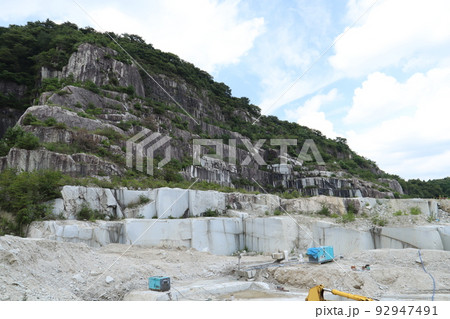 石切山脈の見事な砕石現場 石切山脈の見事な砕石現場 92947491