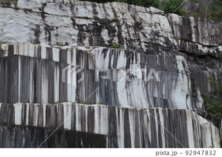 石切山脈の美しい芸術的な岩盤 92947832