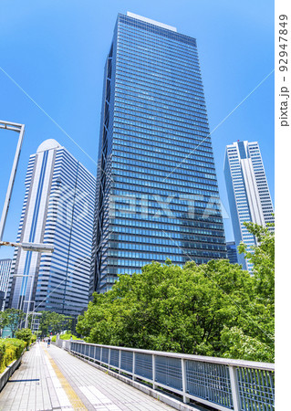 【東京都】オフィスビルが並ぶ西新宿の都市風景 92947849