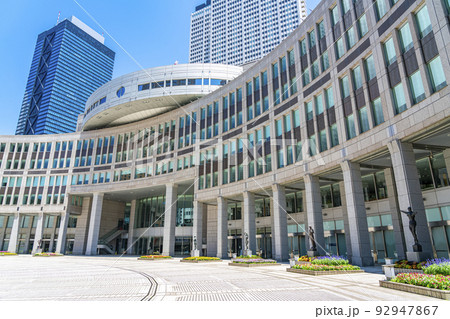 【東京都】重厚な外観の東京都議会議事堂 92947867