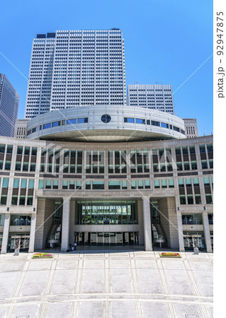 【東京都】重厚な外観の東京都議会議事堂 92947875