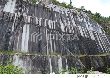 石切山脈の芸術的な岩盤 92948030