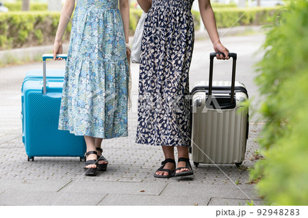 女子旅・リゾート旅行を楽しむワンピースの若い女性2人 女子旅・リゾート旅行を楽しむワンピースの若い女性2人 92948283
