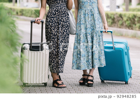 女子旅・リゾート旅行を楽しむワンピースの若い女性2人 女子旅・リゾート旅行を楽しむワンピースの若い女性2人 92948285