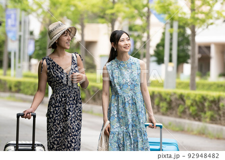 女子旅・リゾート旅行を楽しむワンピースの若い女性2人　 92948482