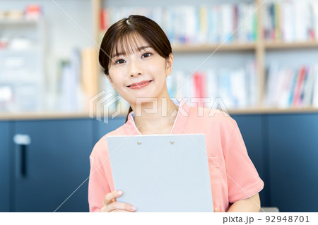 問診する若い看護師の女性 問診する若い看護師の女性 92948701