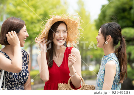 女子旅・リゾート旅行を楽しむワンピースの若い女性3人　 92949183