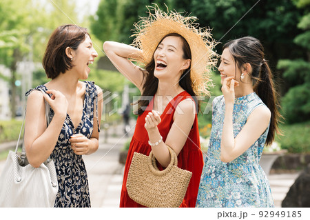 女子旅・リゾート旅行を楽しむワンピースの若い女性3人　 92949185
