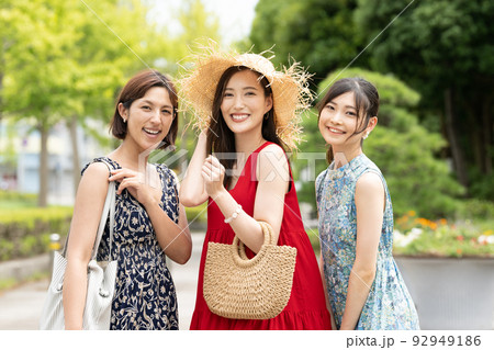 女子旅・リゾート旅行を楽しむワンピースの若い女性3人 女子旅・リゾート旅行を楽しむワンピースの若い女性3人 92949186