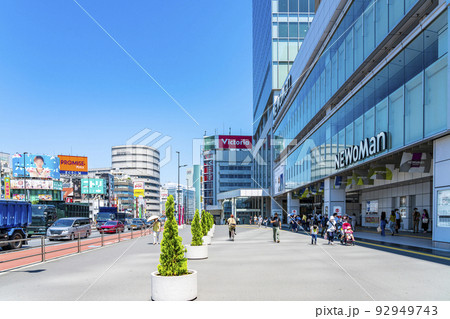 【東京都】爽やかな青空が広がる新宿駅南口 92949743