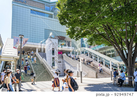 【東京都】観光客で賑わう新宿駅南口の大階段 92949747
