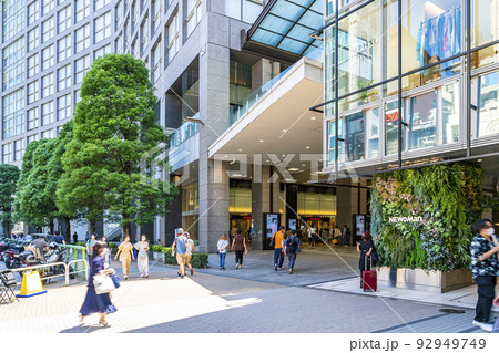 【東京都】観光客で賑わう新宿駅南口の商業施設 92949749