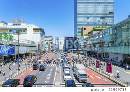 【東京都】爽やかな青空が広がる新宿駅南口 92949753