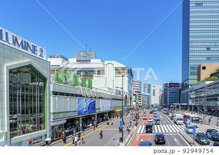 【東京都】爽やかな青空が広がる新宿駅南口 【東京都】爽やかな青空が広がる新宿駅南口 92949754