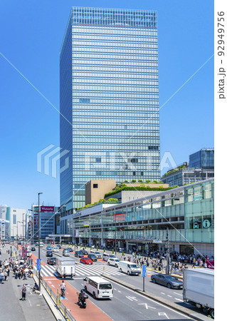 【東京都】爽やかな青空が広がる新宿駅南口 【東京都】爽やかな青空が広がる新宿駅南口 92949756