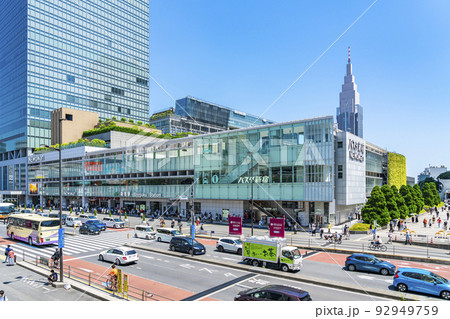 【東京都】爽やかな青空が広がる新宿駅南口 92949759