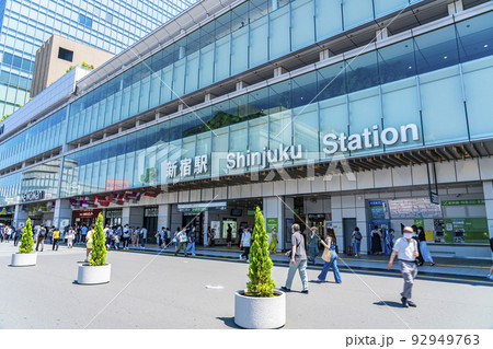 【東京都】人の往来が激しい新宿駅南口 92949763