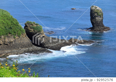 北海道浜中町の風景 霧多布岬の奇岩と青い海 7月 北海道浜中町の風景 霧多布岬の奇岩と青い海 7月 92952576