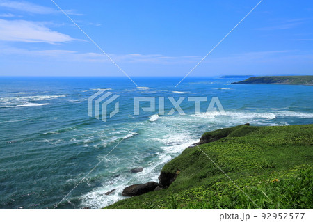 北海道浜中町の風景 霧多布岬からの青い海と空 7月 北海道浜中町の風景 霧多布岬からの青い海と空 7月 92952577