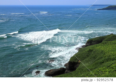 北海道浜中町の風景 霧多布岬からの青い海と空 7月 北海道浜中町の風景 霧多布岬からの青い海と空 7月 92952578
