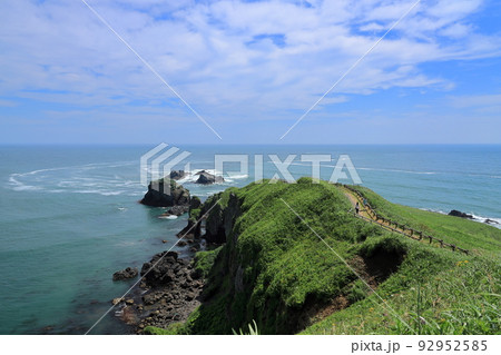 北海道浜中町の風景 霧多布岬の奇岩と海 7月 北海道浜中町の風景 霧多布岬の奇岩と海 7月 92952585
